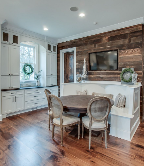 Dinding dengan aksen papan serat kayu